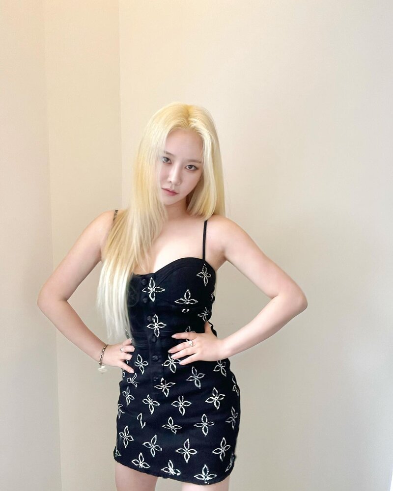 220704 Brave Girls Minyoung Instagram Update documents 6