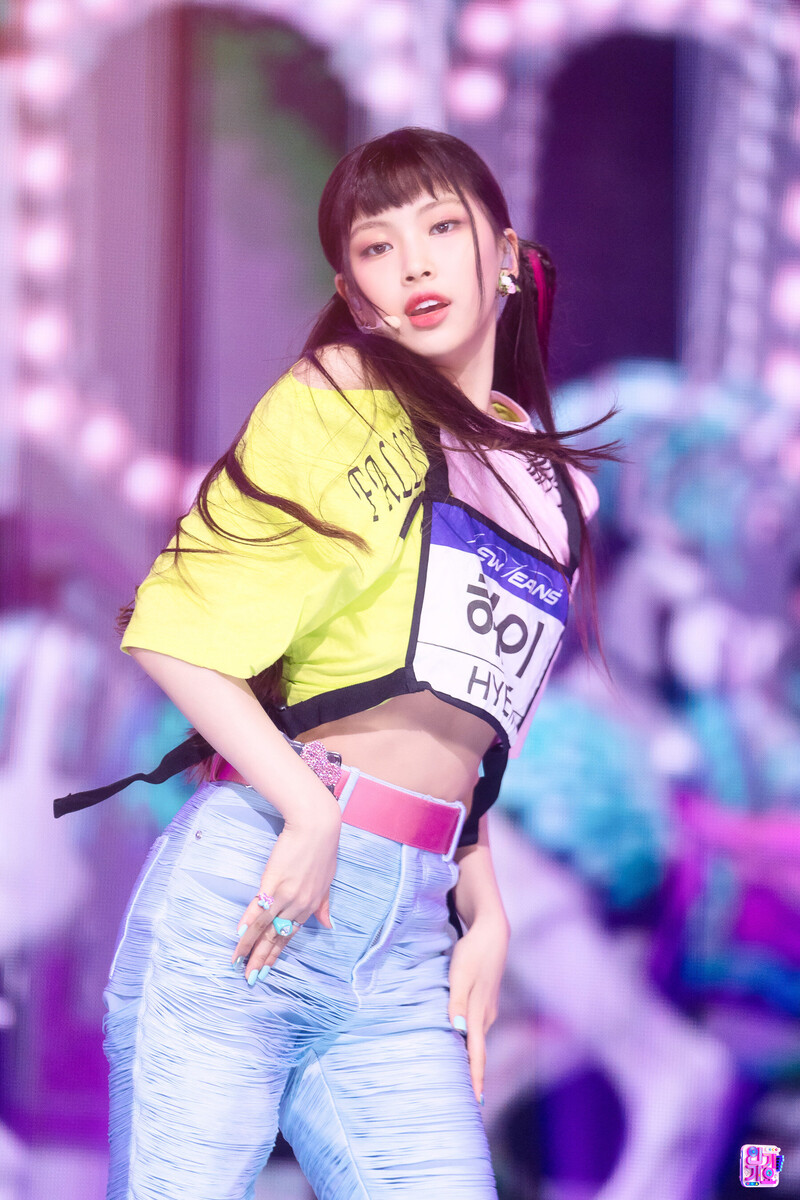 220821 NewJeans Hyein - 'Attention' at Inkigayo documents 6