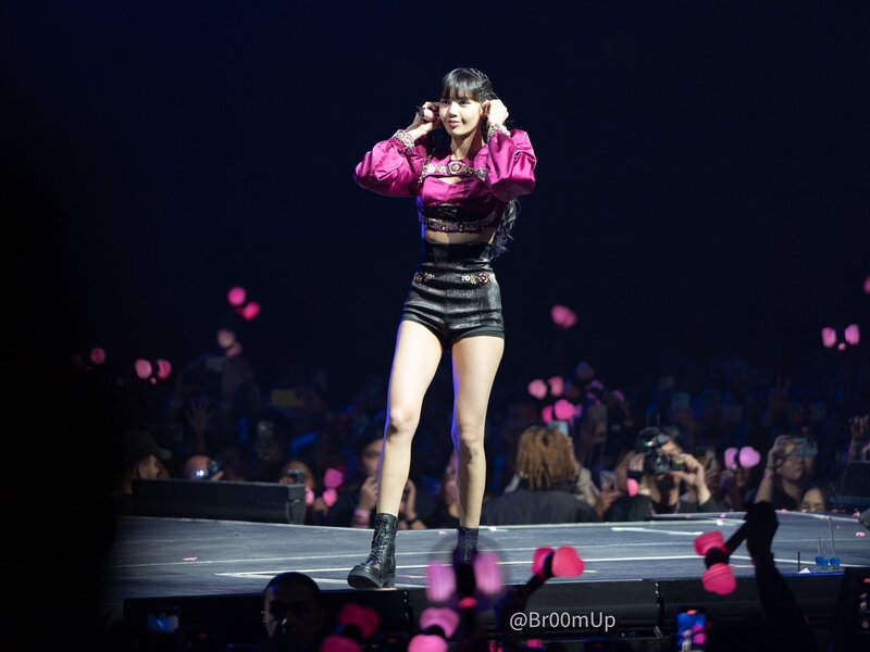 221025 BLACKPINK Lisa - 'BORN PINK' Concert in Dallas Day 1 documents 7