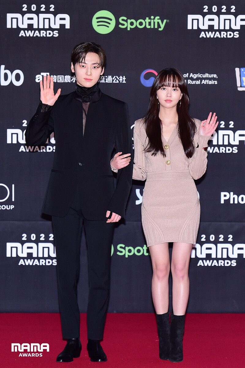 221130 Hwang Minhyun and Kim Soo Hyun at 2022 MAMA AWARDS Red Carpet Day 2 documents 1