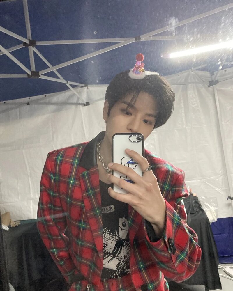 221226 STRAY KIDS Instagram Update - Seungmin, Lee Know documents 2