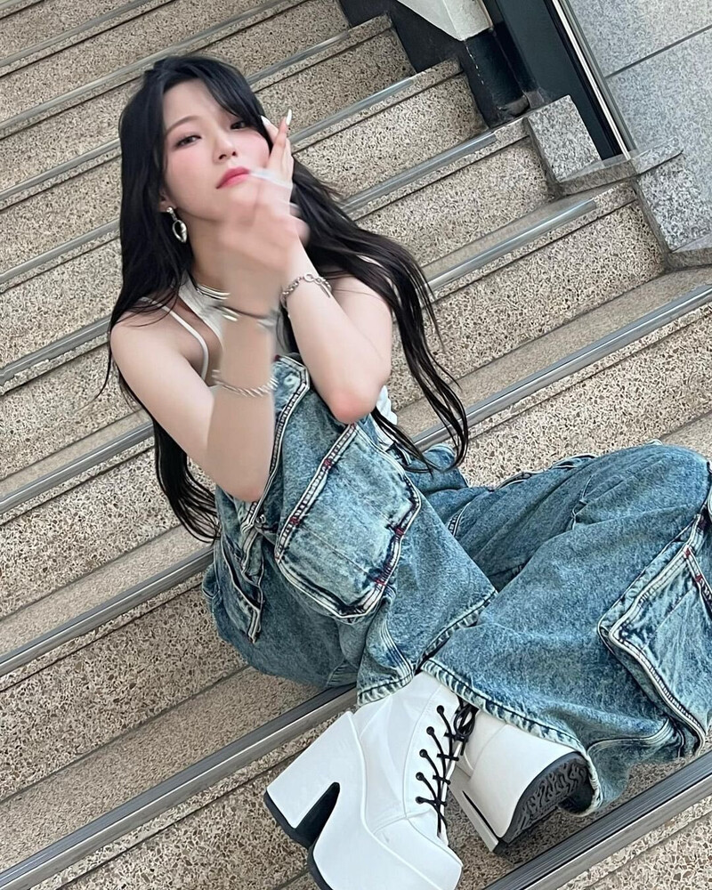 230623 fromis_9 Jiheon Instagram Update documents 4