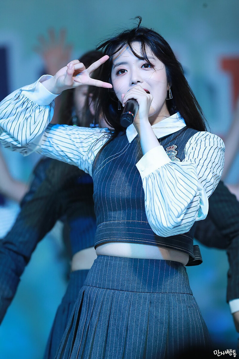 180517 Weki Meki Suyeon at Sunlin College Festival documents 1