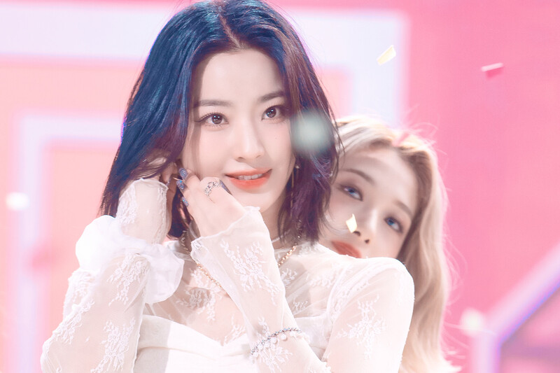 220123 fromis_9 Saerom - 'DM' at Inkigayo documents 27