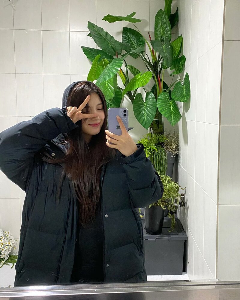 220530 NMIXX Instagram Update - Jiwoo documents 6