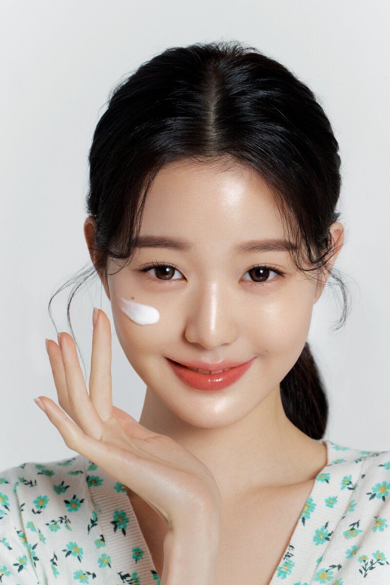 Wonyoung for Innisfree - 'Green Tea Seed Sereum' documents 6