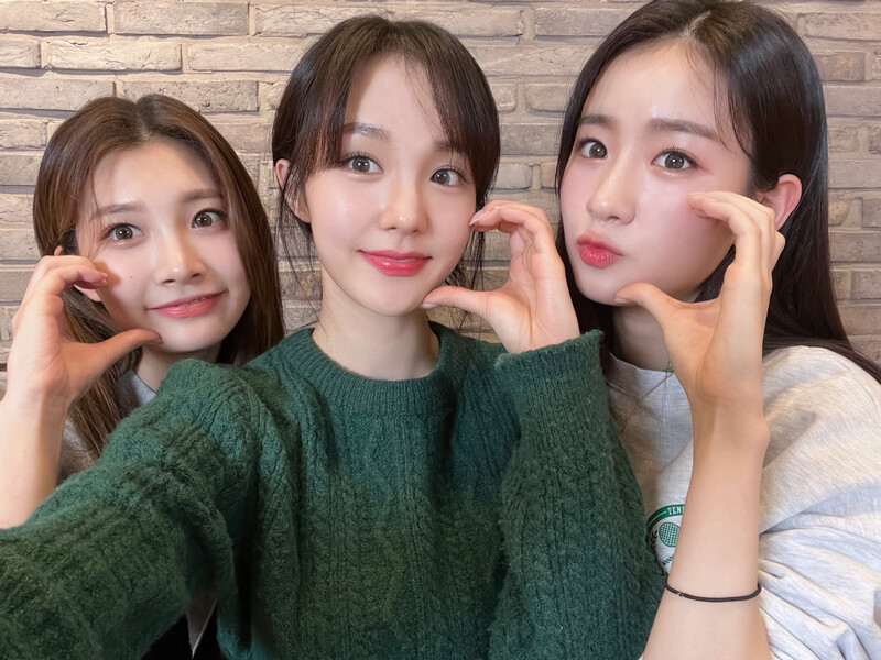 220224 WOOAH twitter update with NANA, WOOYEON, MINSEO documents 2