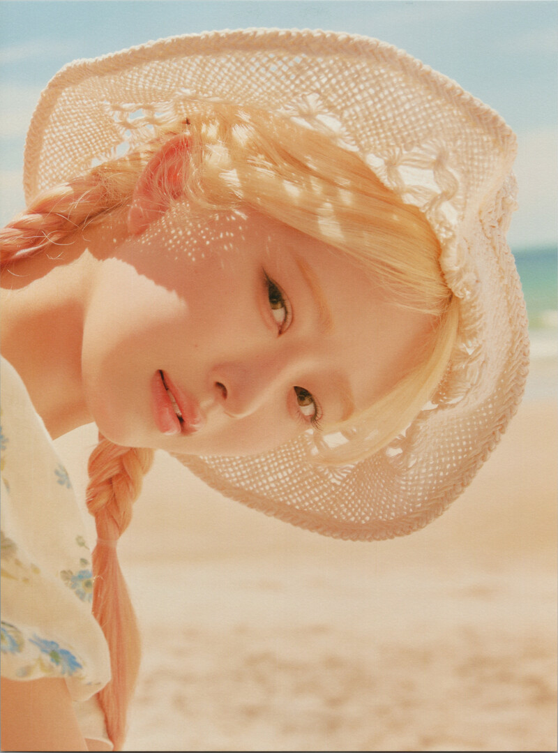 IVE - 1st Photobook 'A Dreamy Day' [SCANS] documents 3