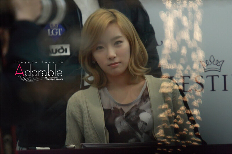 111204 Girls' Generation Taeyeon at J.ESTINA Fansign documents 4