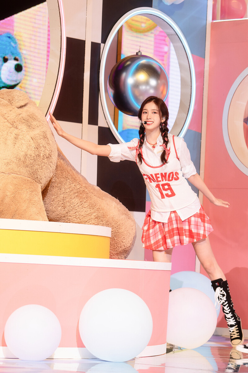 230219 STAYC J - 'Teddy Bear' at Inkigayo documents 5