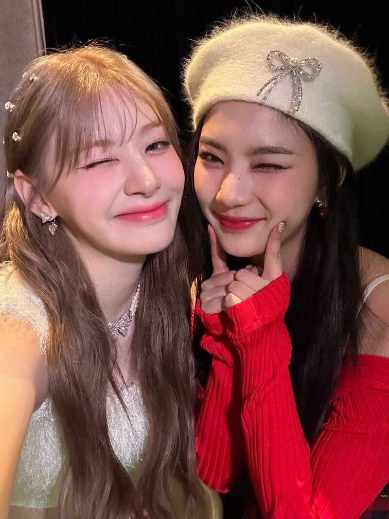 231226 STAYC Isa Twitter Update with Seeun | kpopping