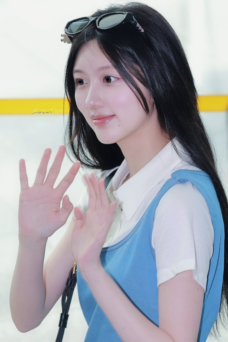 240603 IVE Gaeul at Incheon International Airport documents 4