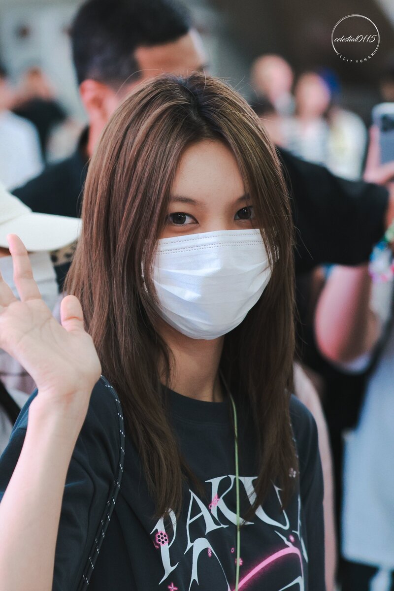 250701 ILLIT Yunah at Gimpo International Airport documents 1