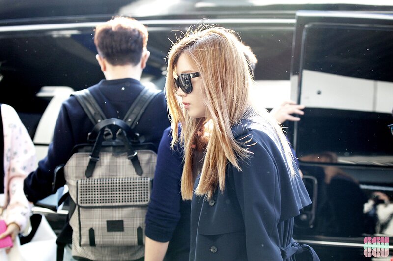 141004 Girls' Generation Seohyun at Gimpo Airport documents 4