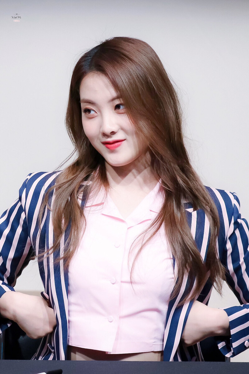 180401 Weki Meki Lucy at Songpa 'Lucky' Fansign documents 2