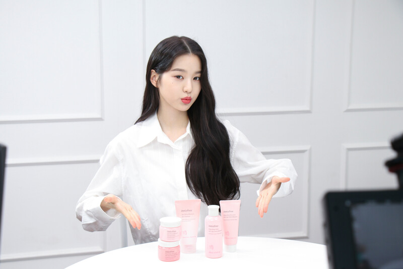 210804 Starship Naver Post - Wonyoung's innisfree CF Behind documents 10