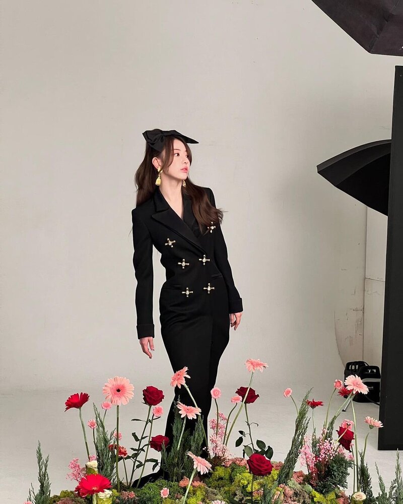 221121 LE SSERAFIM Sakura Instagram Update with Eunchae documents 6