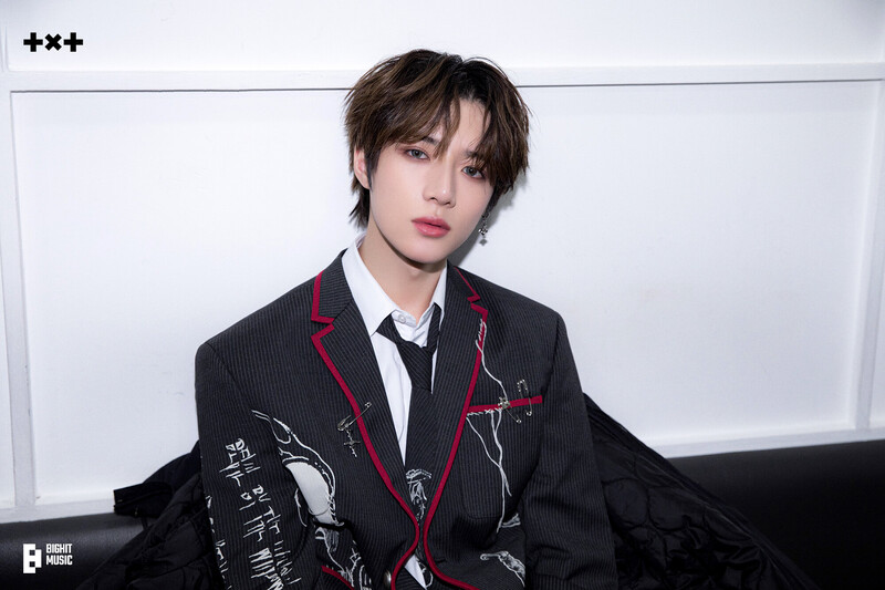 230317 TXT Weverse Update - 'Devil By The Window' Performance Photo Behind documents 4