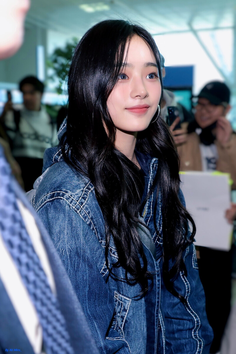 231021 New Jeans Minji at Incheon International Airport documents 2