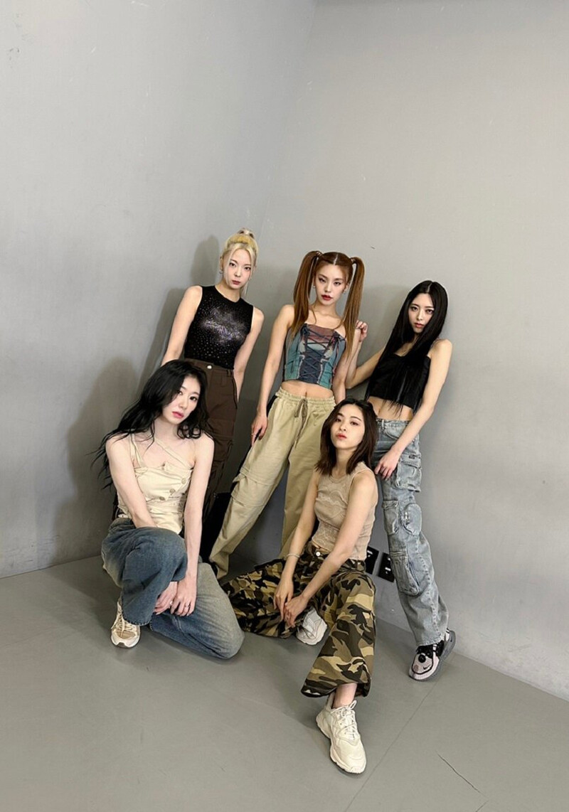 230802 - ITZY Twitter Update - 'CAKE' Dance Practice documents 1