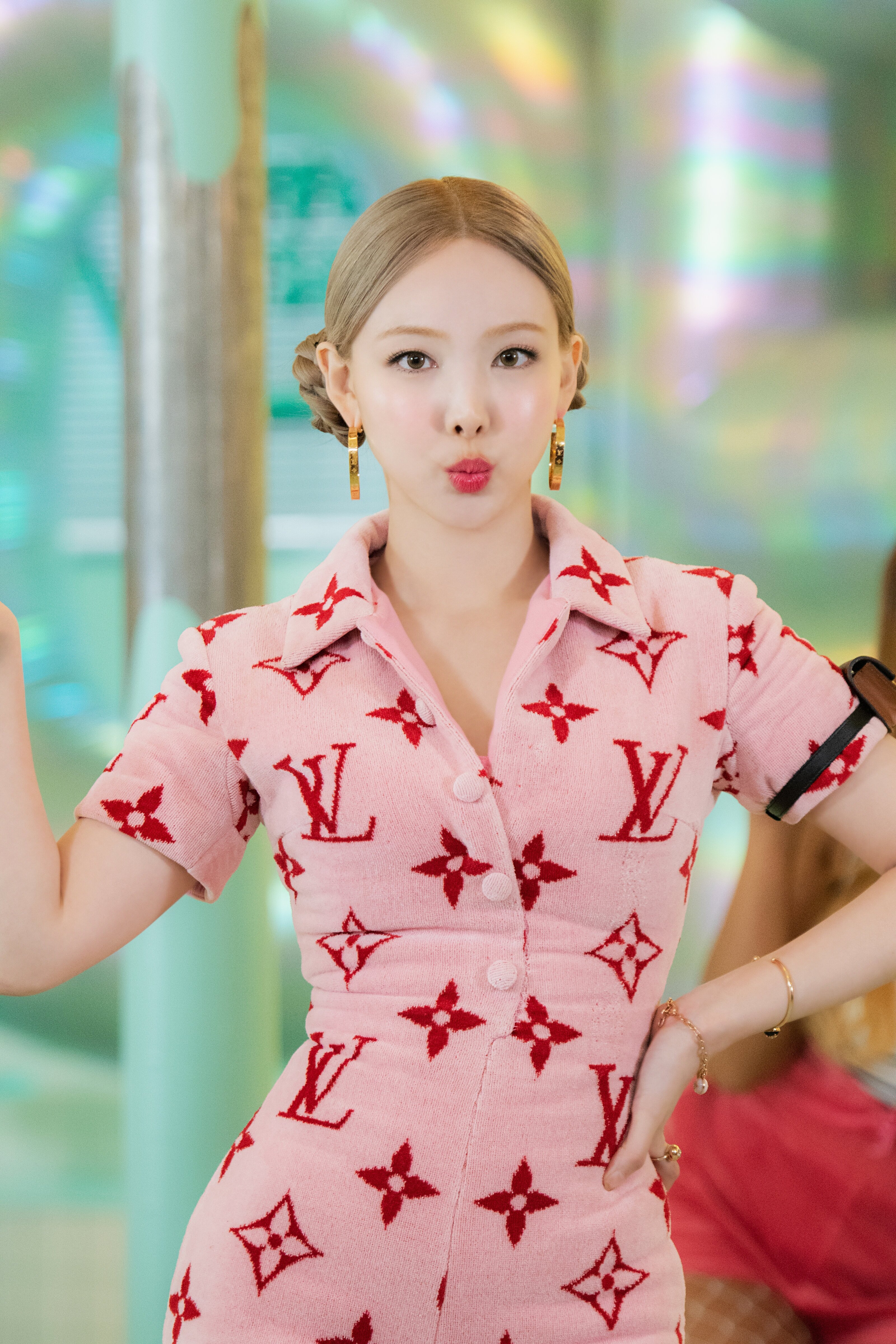 Nayeon Carrying Louis Vuitton : r/twice