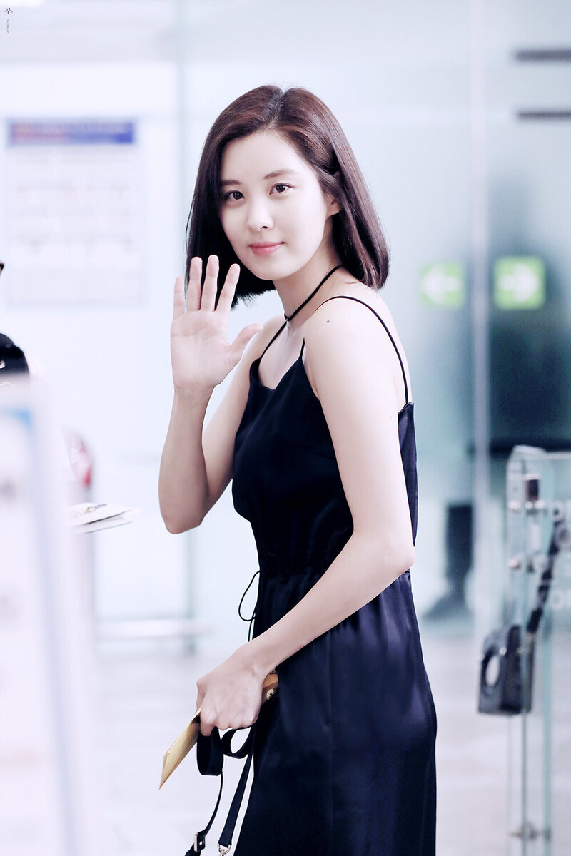 170727 Girls' Generation Seohyun at Gimpo Airport documents 5