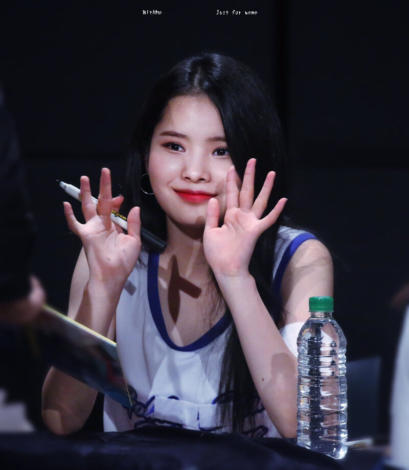 170826 Weki Meki Rina at Gangnam 'WEME' Fansign documents 1