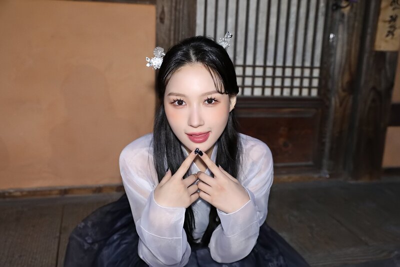 220803 Dreamcatcher Naver Post - Siyeon 'Entrancing' Special Clip documents 2