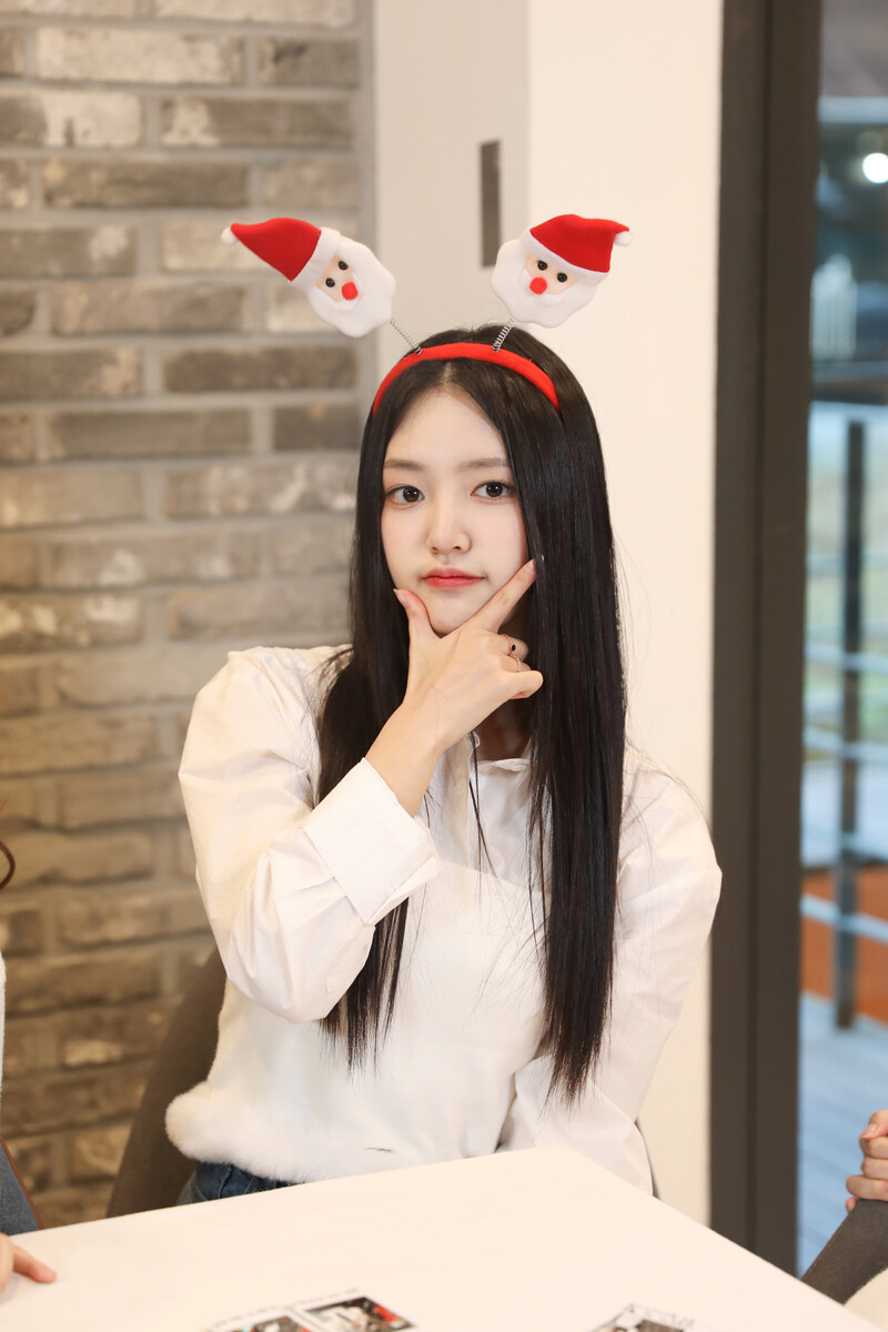 221217 YES IM Naver Post - Seo Yunju tree decoration Behind documents 6