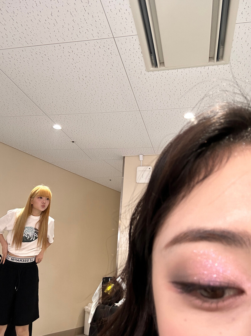 230824 - HUH YUNJIN Weverse Update with EUNCHAE documents 1