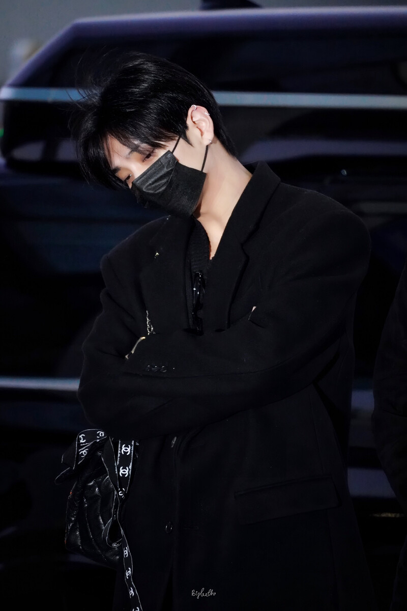 250103 SEVENTEEN Joshua at Incheon International Airport documents 3