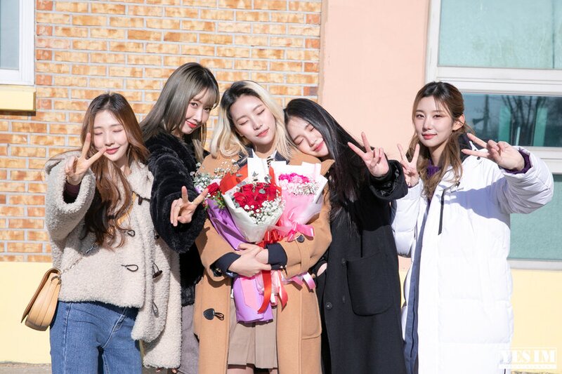 230210 YES IM Naver Post - Jia's Graduation Ceremony BEHIND documents 10