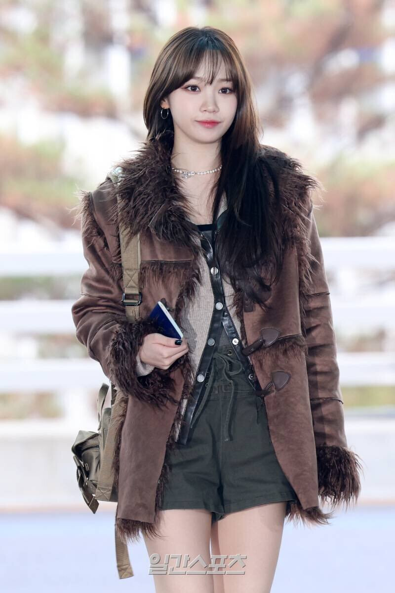 240104 LE SSERAFIM Chaewon - ICN Airport documents 13