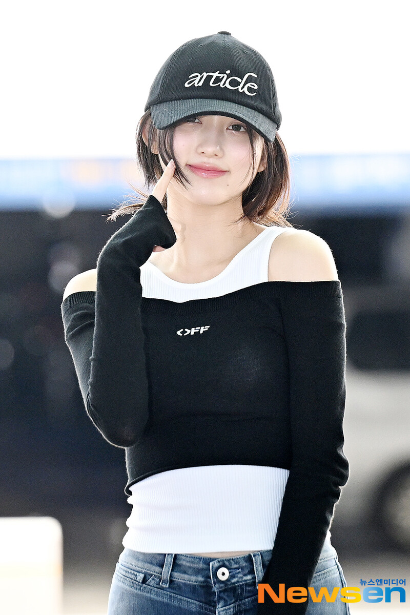 240801 IVE Gaeul at Incheon International Airport documents 2