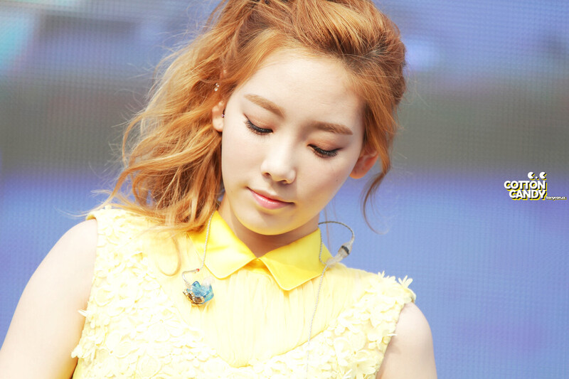 130525 Girls' Generation Taeyeon at Kyungbok High School Festival documents 8