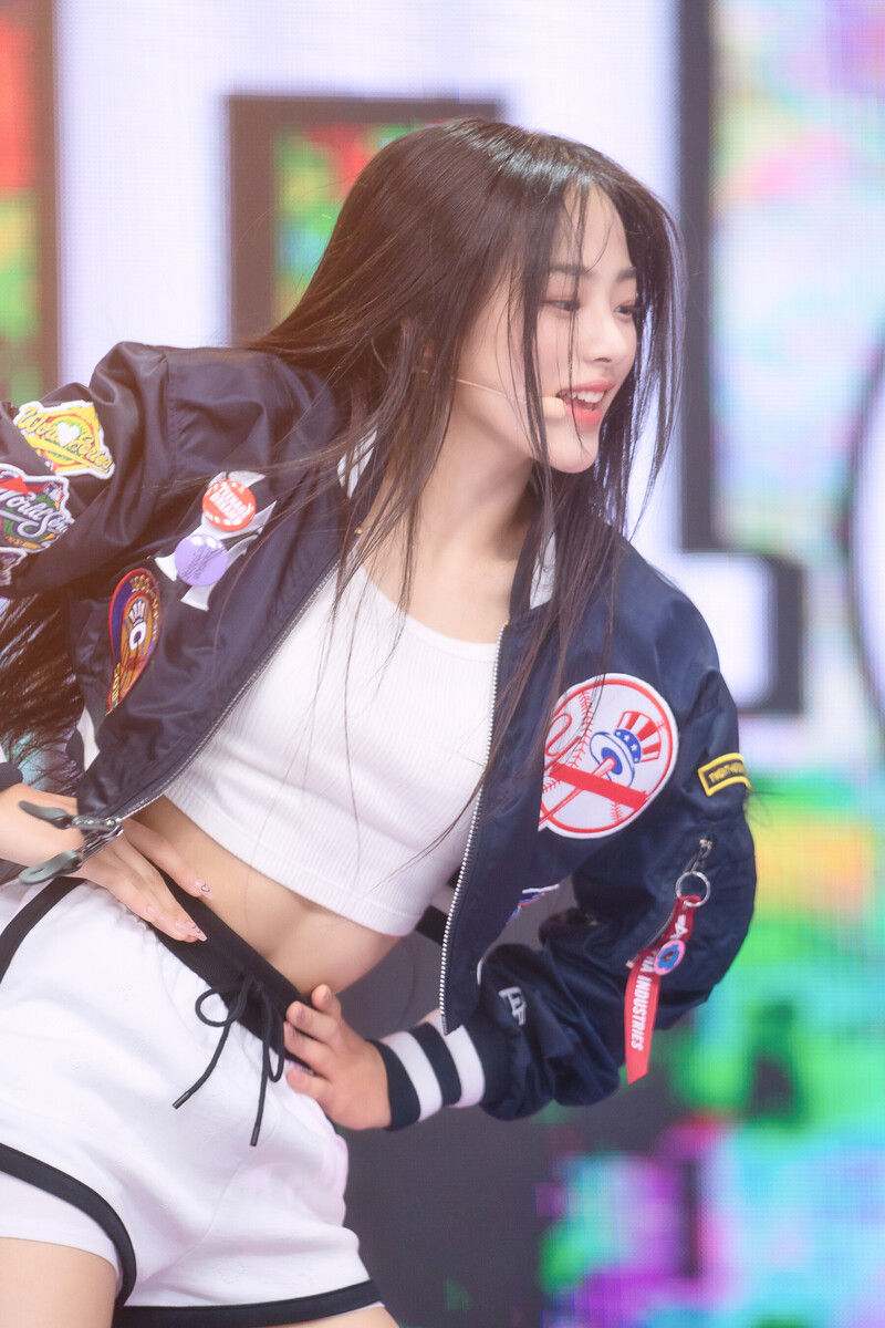 220807 NewJeans Minji 'Attention' at Inkigayo documents 13