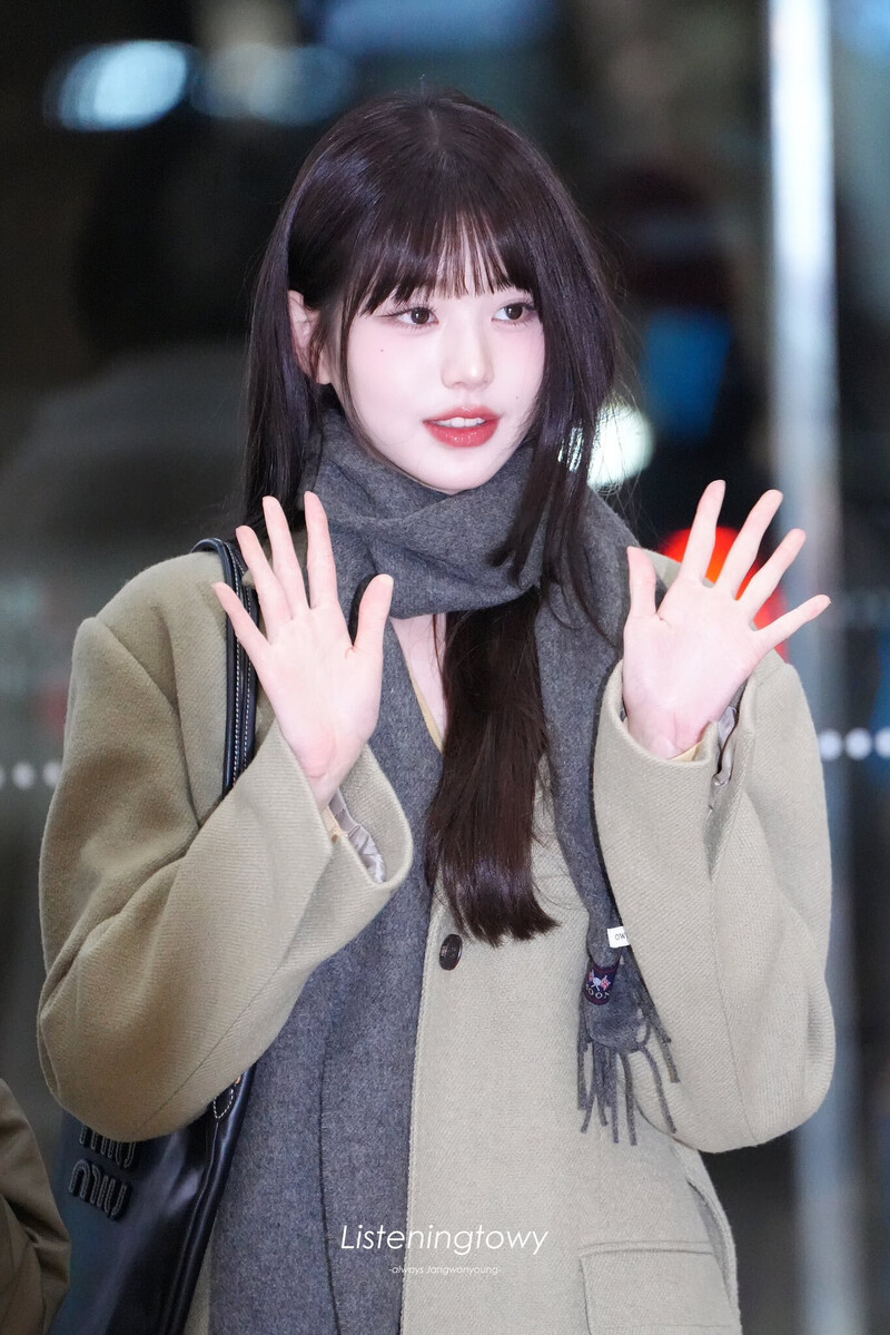 231114 IVE's Wonyoung at Gimpo International Airport (GMP) documents 1