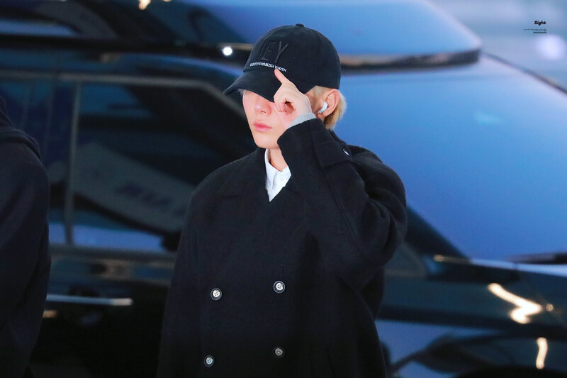 250103 SEVENTEEN Seungkwan at Incheon International Airport documents 1