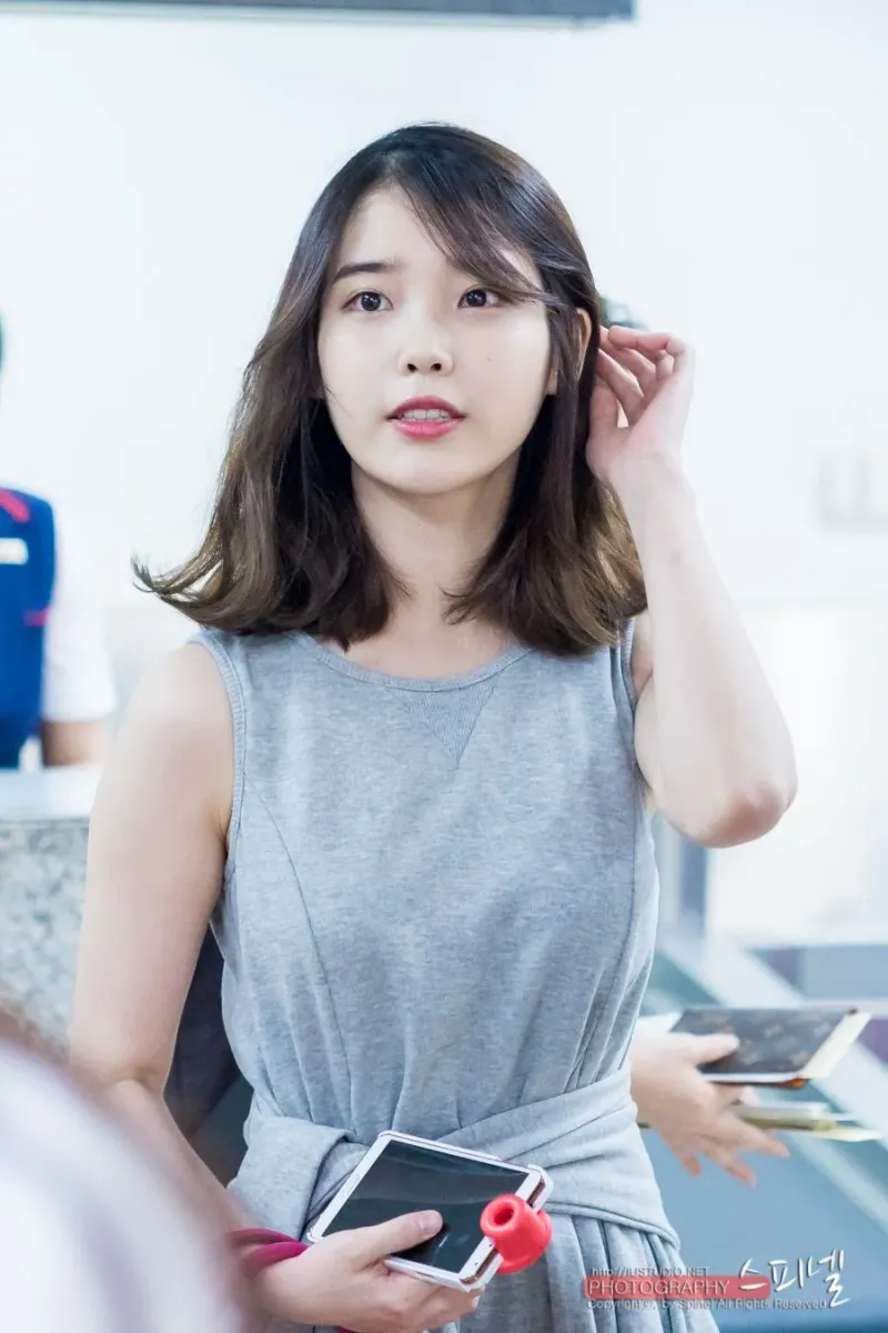 140613 김포공항 출국 아이유 직찍 by 스피넬-6.jpg