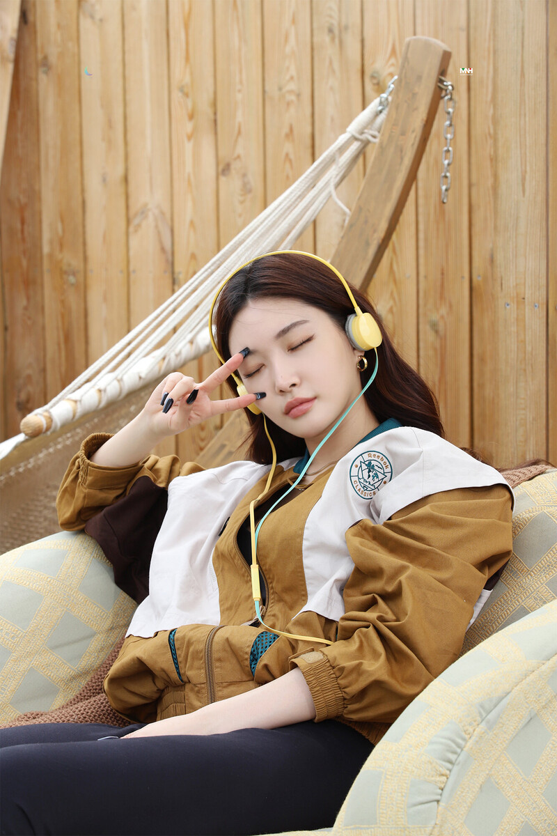 211110 MNH Naver Post - Chungha's Reebok FW Commercial Shoot Behind documents 19