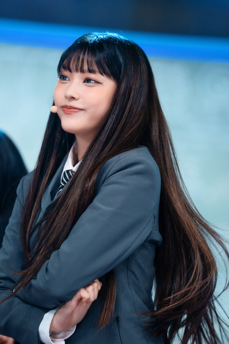 220807 NewJeans Haerin 'Cookie' at Inkigayo documents 8