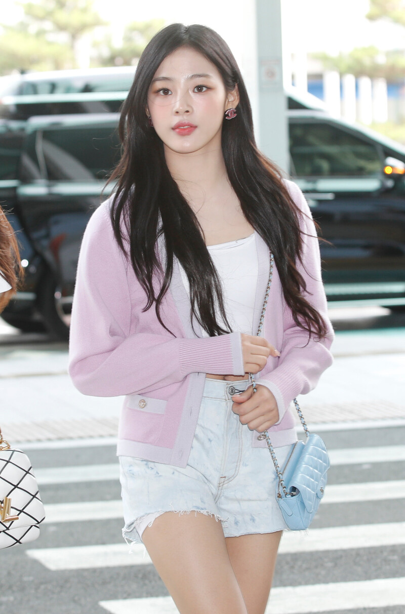 230731 NewJeans Minji at the Incheon International Airport documents 4