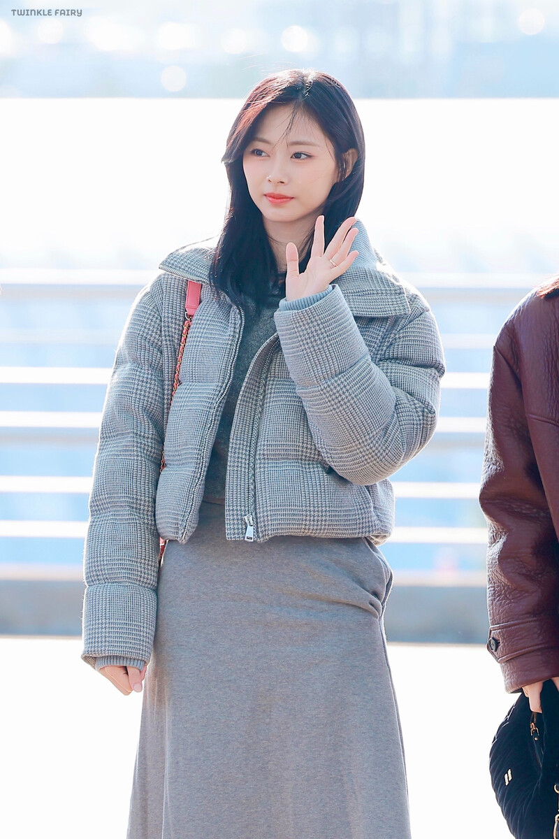 231226 TWICE Tzuyu - ICN Airport documents 3