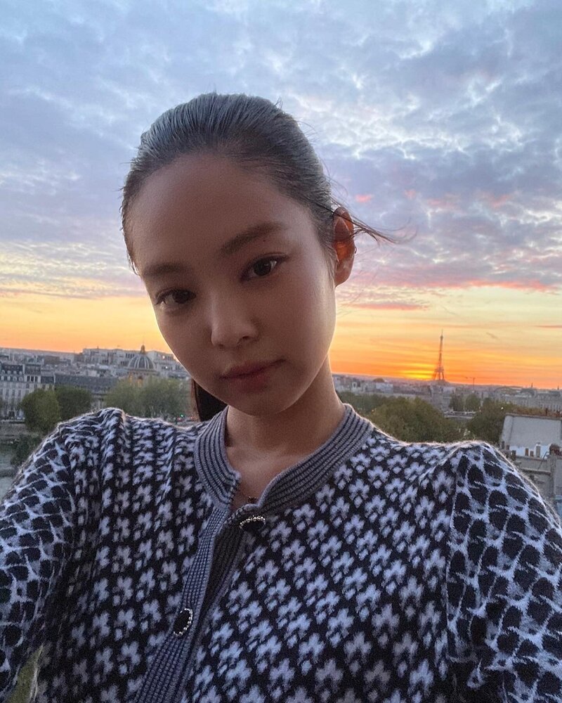 211001 Jisoo & Jennie Instagram Update in Paris documents 8