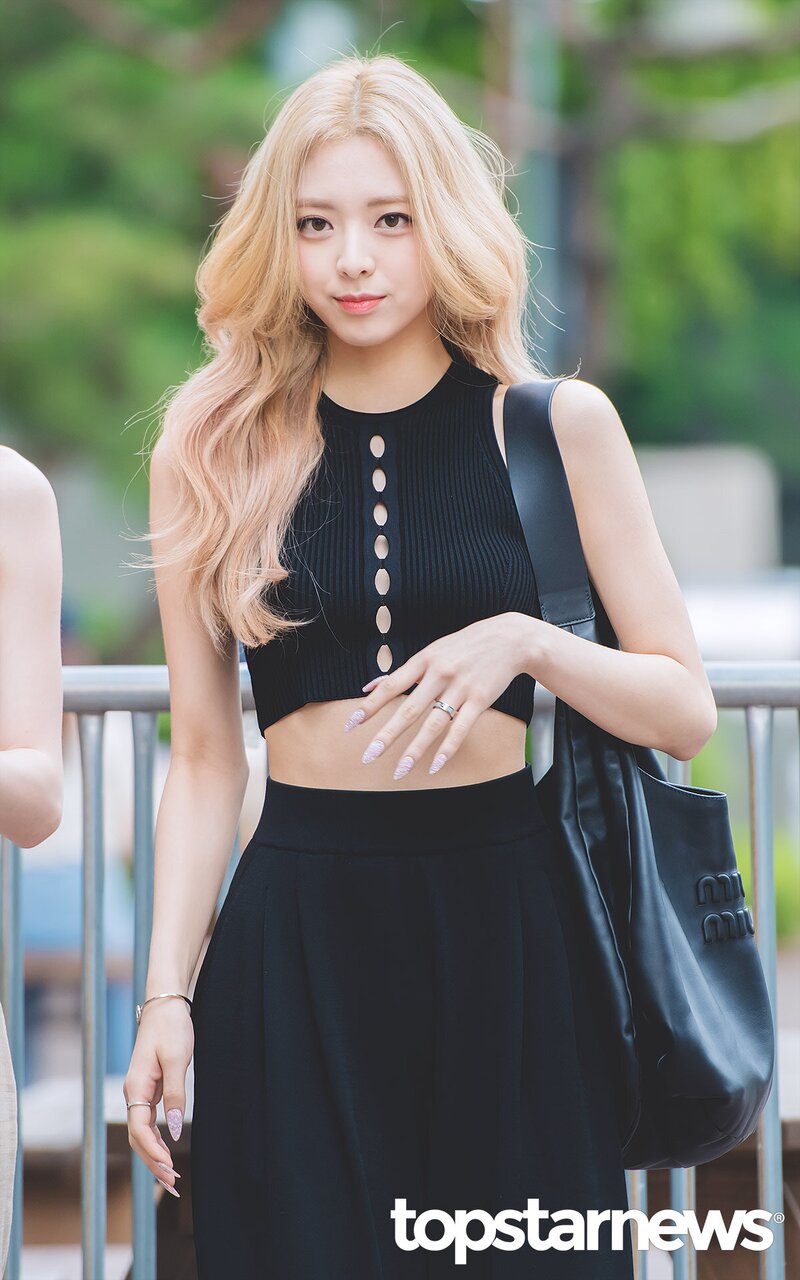 220722 ITZY Yuna - Music Bank Commute documents 7