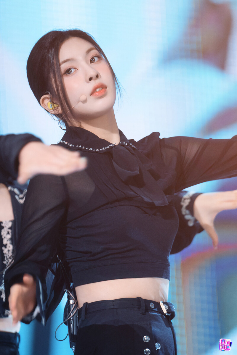 221009 NMIXX Bae - 'DICE' at Inkigayo documents 5