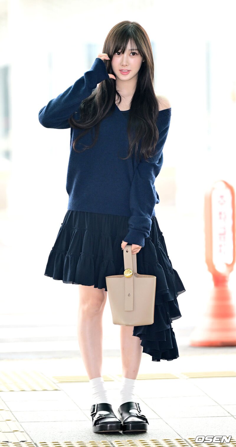 240229 GISELLE at the Incheon International Airport documents 7