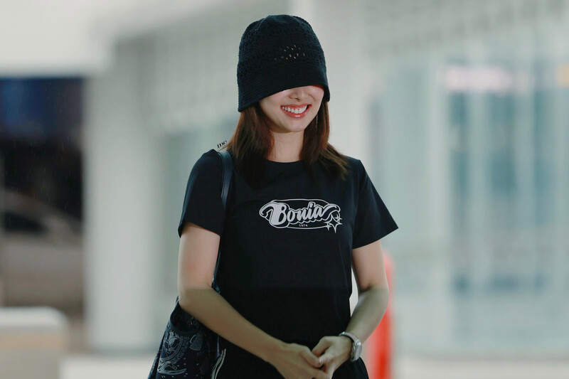 240920 TWICE Nayeon at Incheon International Airport documents 5