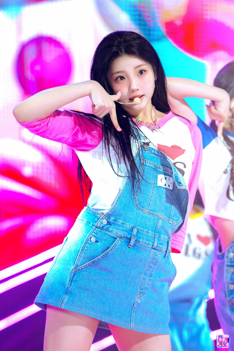 240421 ILLIT Wonhee - 'Lucky Girl Syndrome' at Inkigayo documents 2