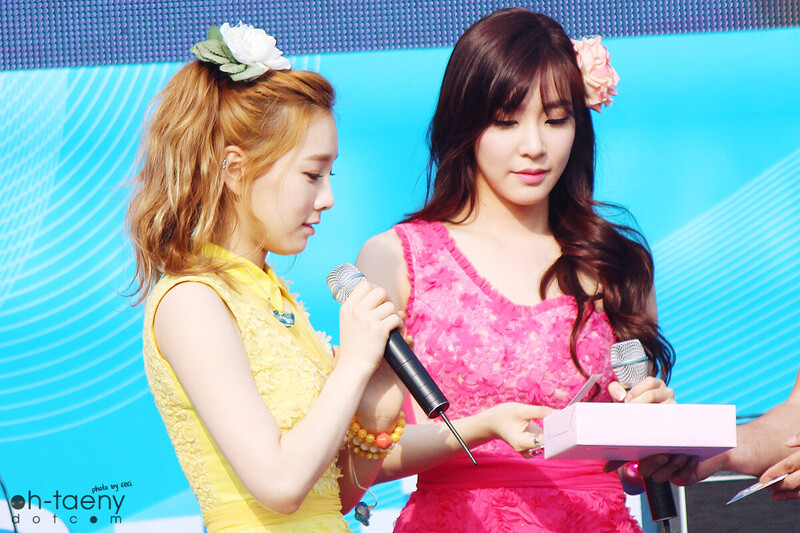 130525 Girls' Generation-TTS at Kyungbok High School Festival documents 2